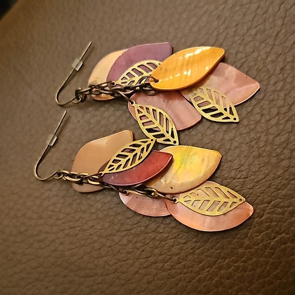 3/$30 VTG  1990s Autumn Antique Brass Shell Leaves Cluster Dangle Hook Earrings - Picture 4 of 6